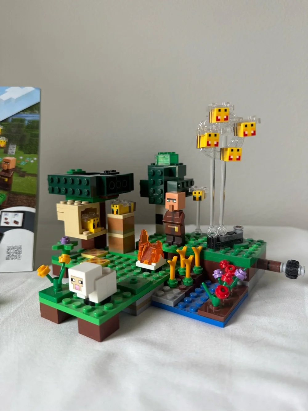 LEGO Minecraft The Bee Farm 21165